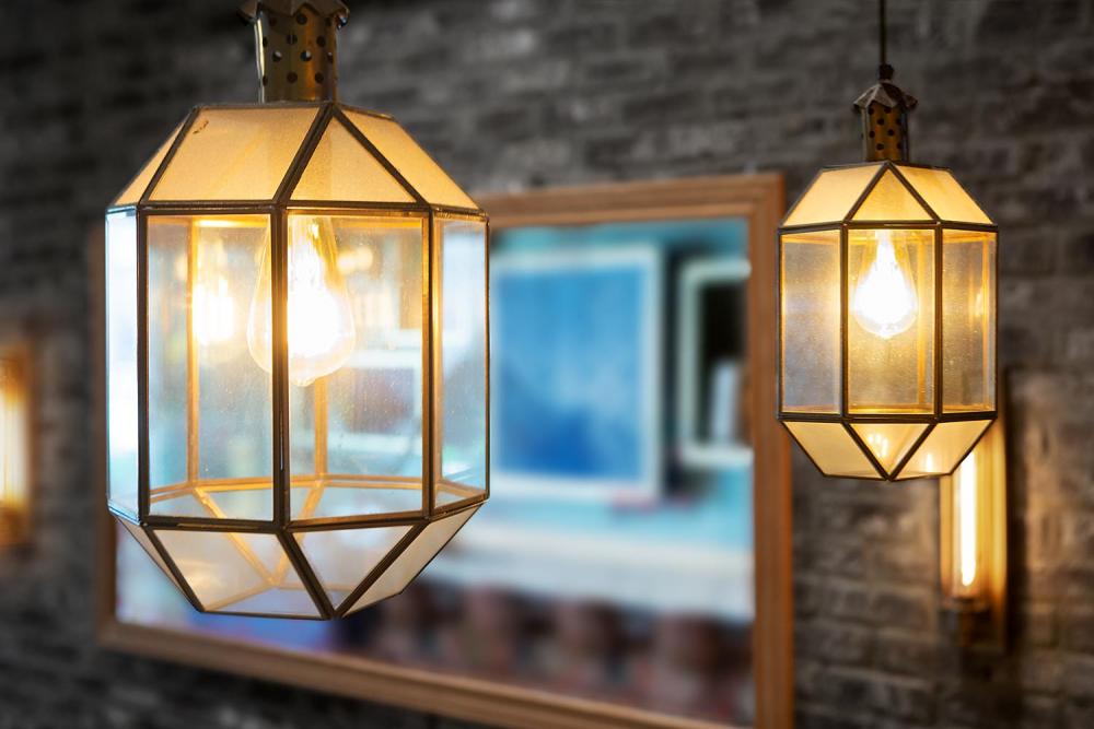 גוף תאורה מזכוכית ומתכת