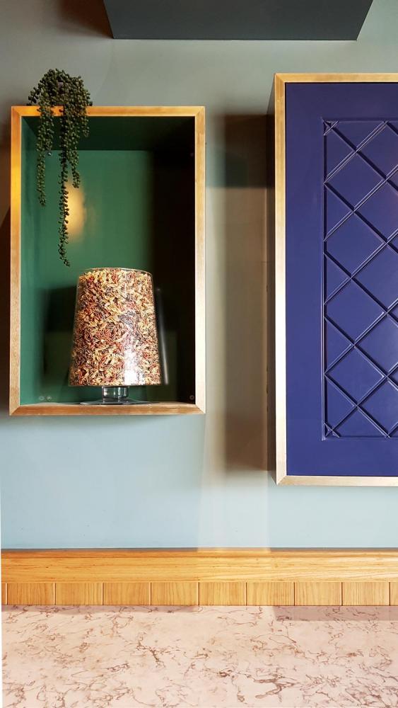 תיבות תצוגה ואחסון בגוונים מעושנים