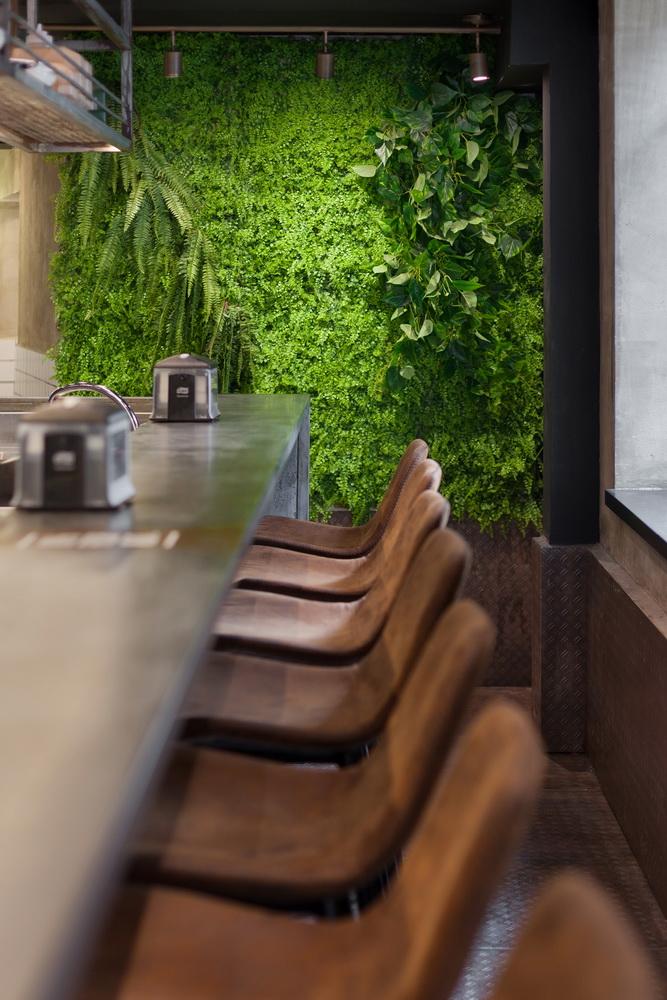קיר צמחיה מלאכותית מסעדה