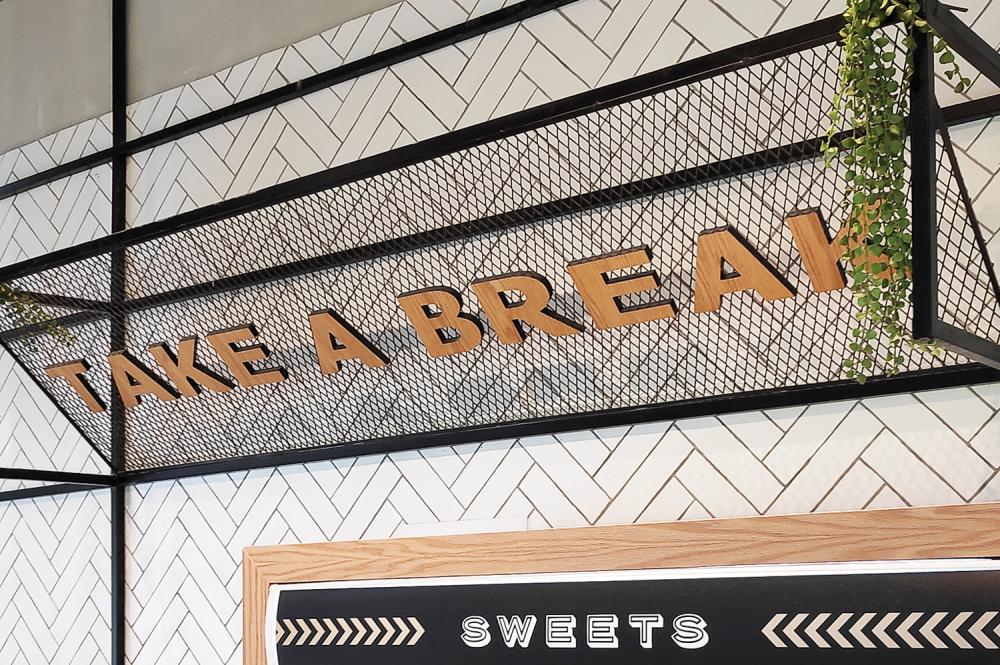 TAKE A BREAK אותיות עץ שלט