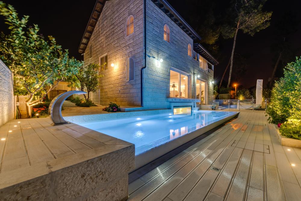 בריכת בטון בחצר