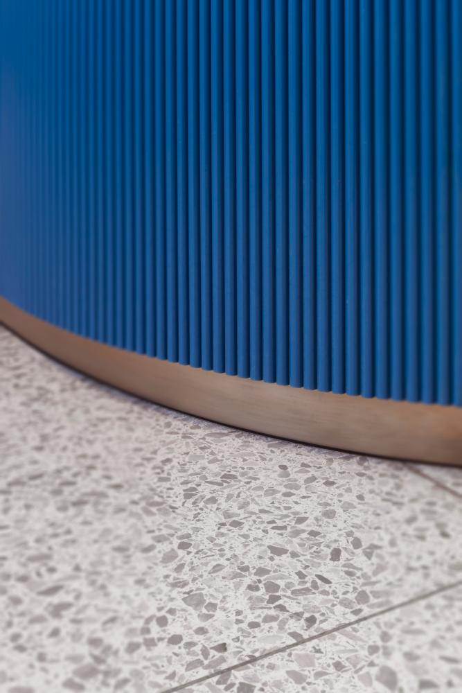 רצפת טרצו פנל פליז וחיפוי עץ כחול