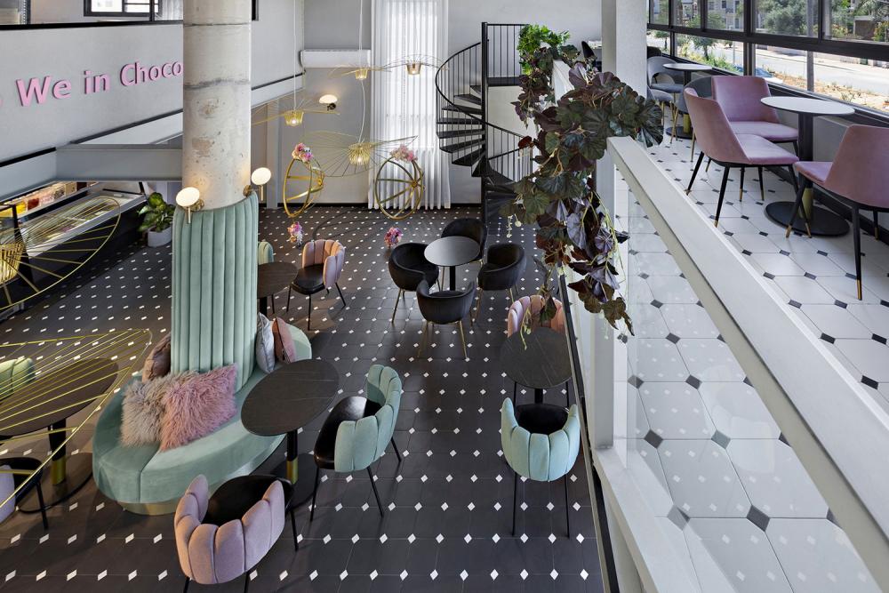 בקומה העליונה מרפסת קטנה , מטבח וחלל הדרכות