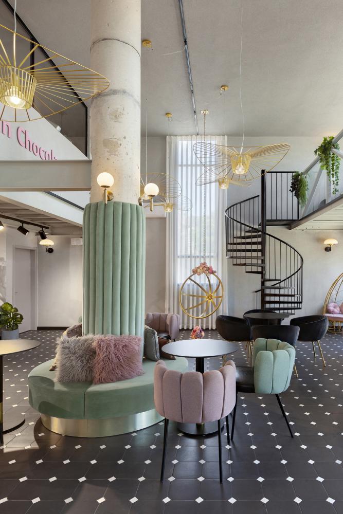 פינת ישיבה הכוללת ספה מרופדת וכסאות עגולים