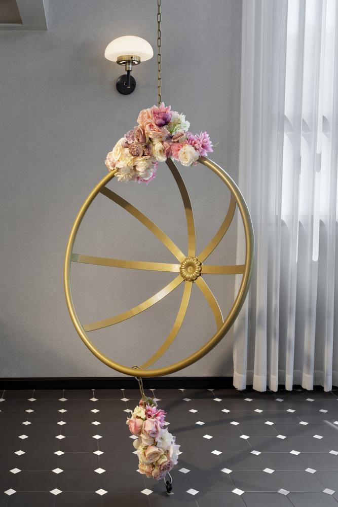 נדנדה מוזהבת עם פרחים ורודים