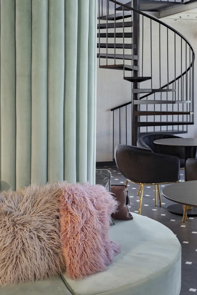 מדרגות ספירלה שחורות עם מעקה פסים