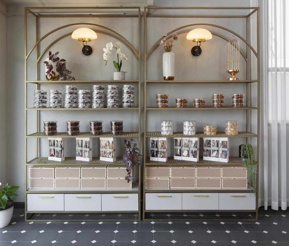 מדפי תצוגה קשת עליונה אובאלית ומסגרת היקפית מברזל