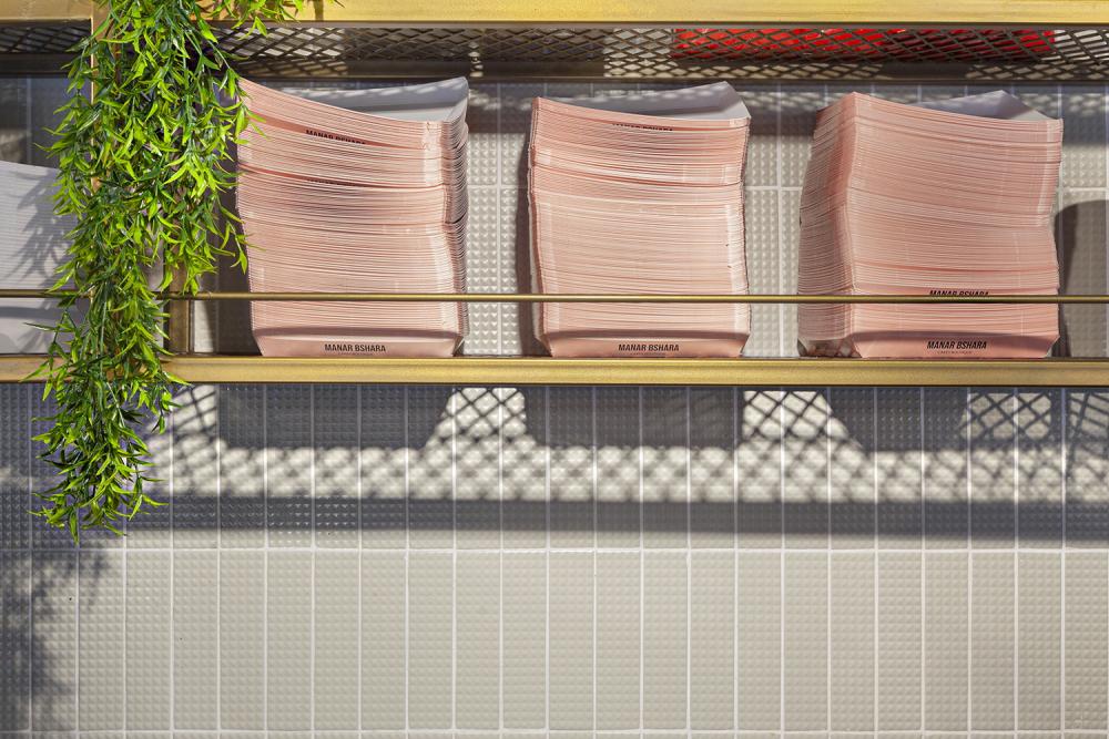 מדפי תצוגה לאריזות ואקססוריז מסגרת ברזל ומשטח רשת