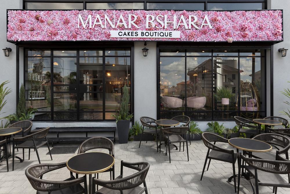 חזית העסק - שלט לוגו מורכב מפרחים ורודים