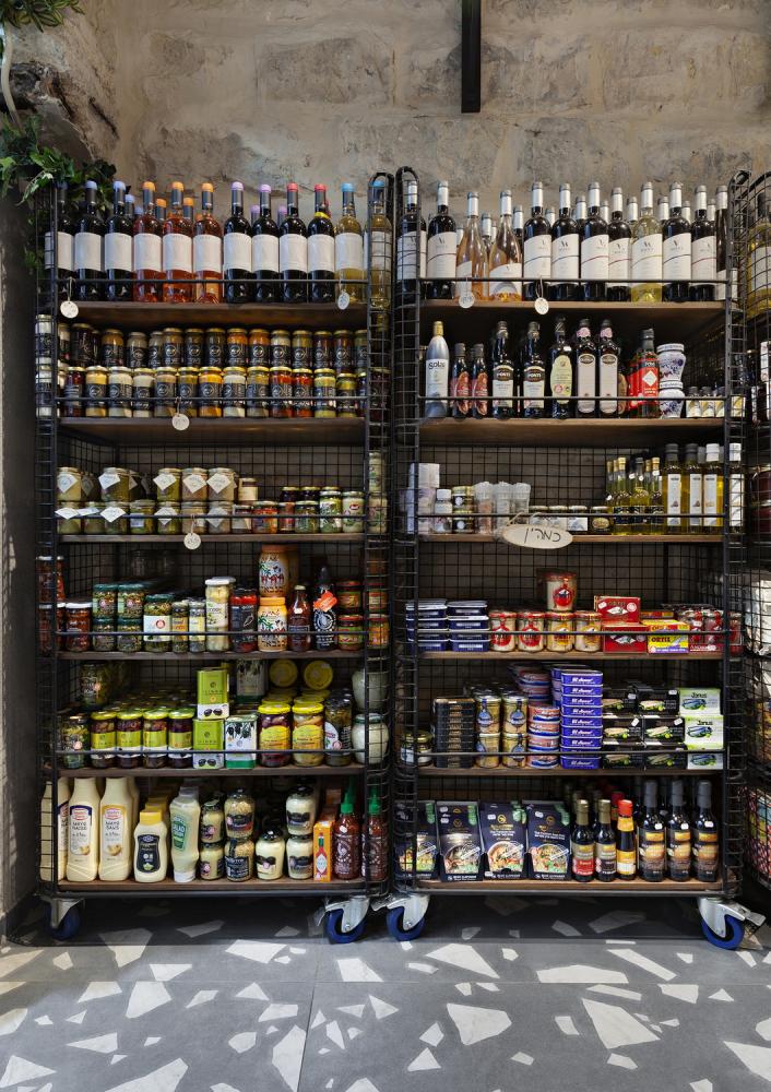 מדפי תצוגה עשויים מדפי עץ בתוך קונסטרוקצית ברזל המדמה עגלת כ