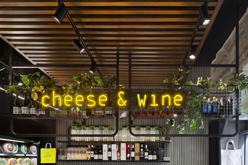 שלט נאון גבינות ויין
