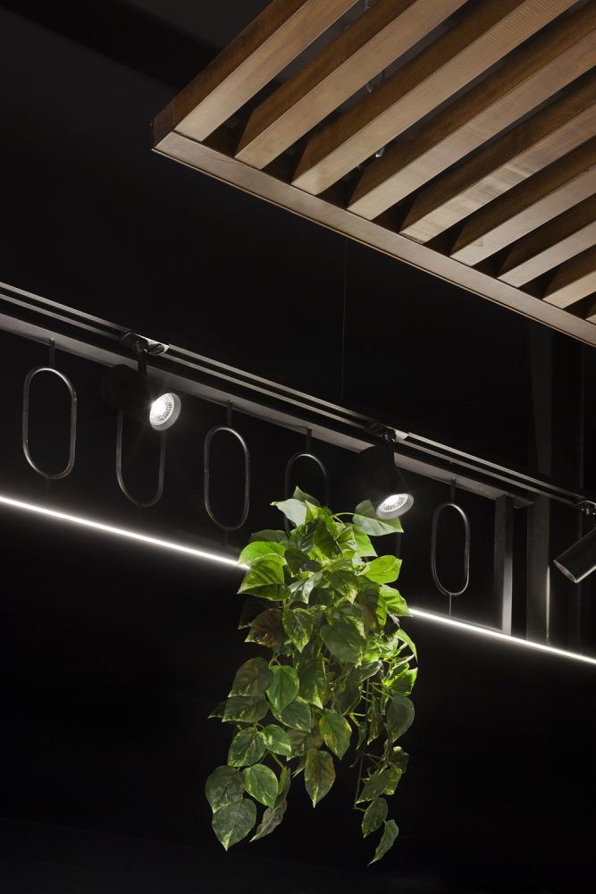 מעקה עם דוגמא אובאלית מעל מקררים מסתיר אזור אחסון