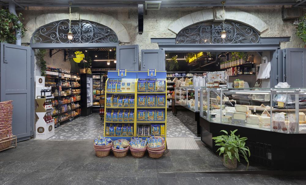 מבט לחזית החנות ממדרחוב השוק