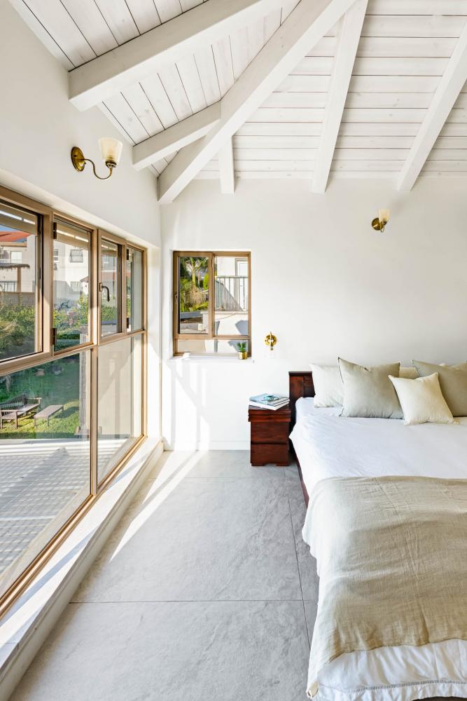 מבט מהמקלחת לחדר השינה