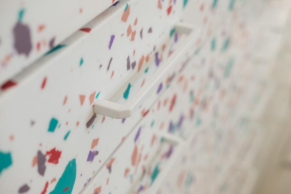 ציפוי טרצו על מגירות רוקח