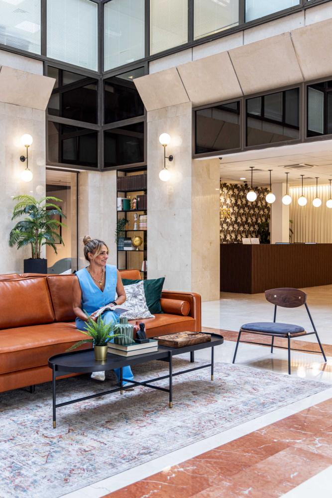 מבט מפינת ההמתנה אל הקבלה