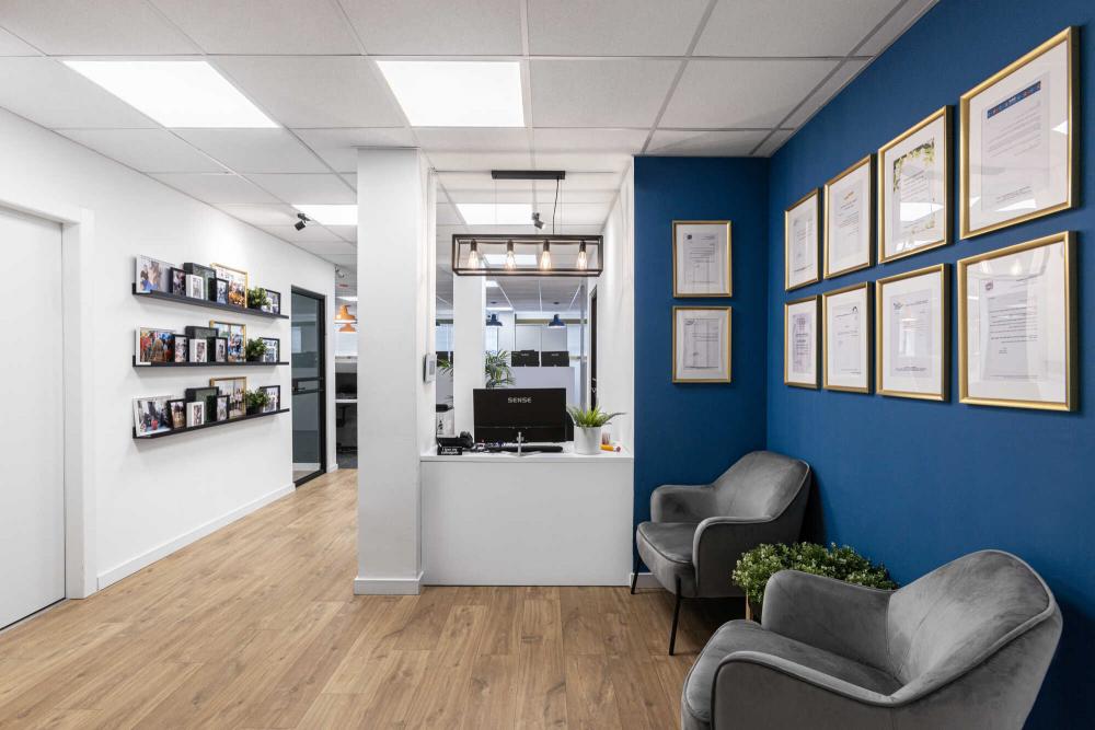 מבט מפינת ההמתנה אל הקבלה