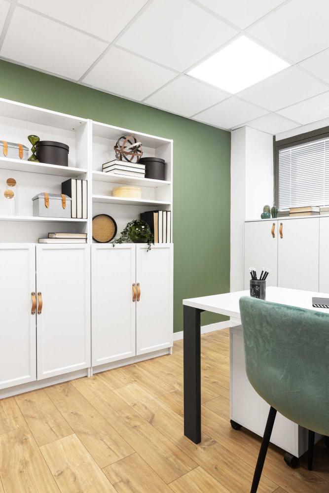 מבט אל משרדי ההנהלה