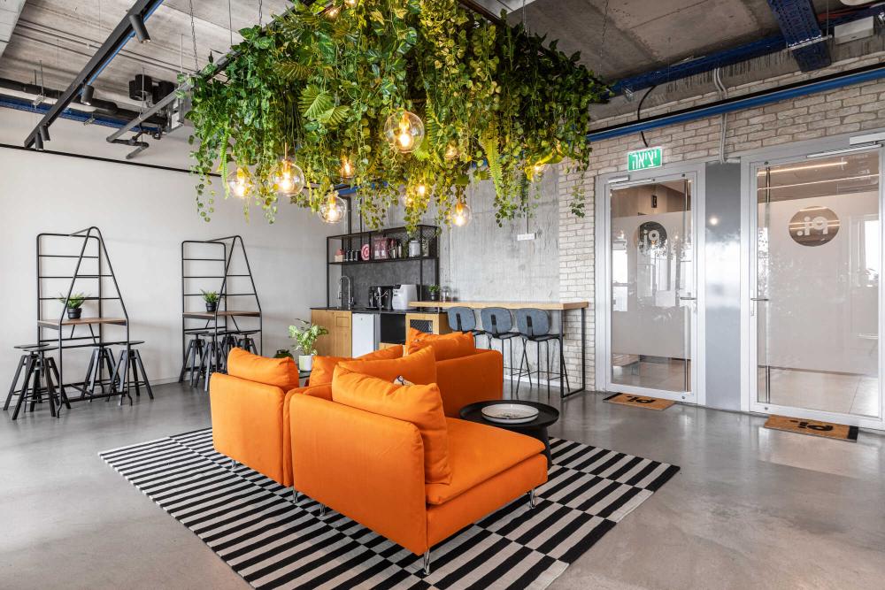 מבט מפינת ההמתנה אל המטבח