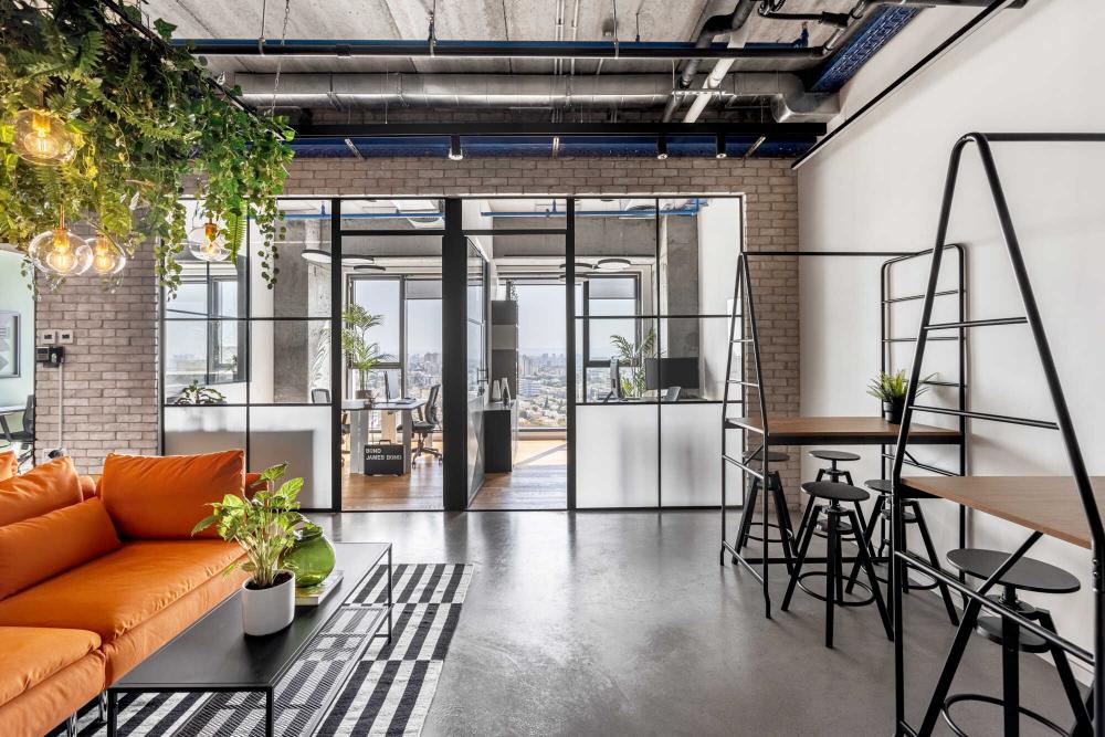 מבט מפינת ההמתנה אל המשרדים