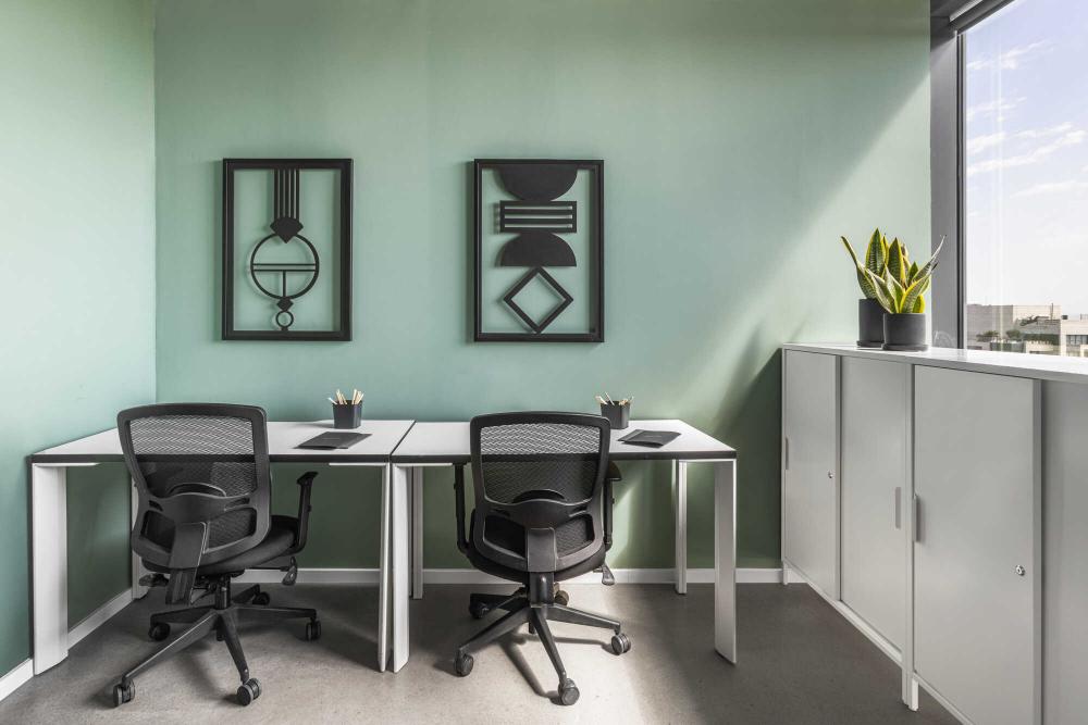 מבט אל פינות העבודה