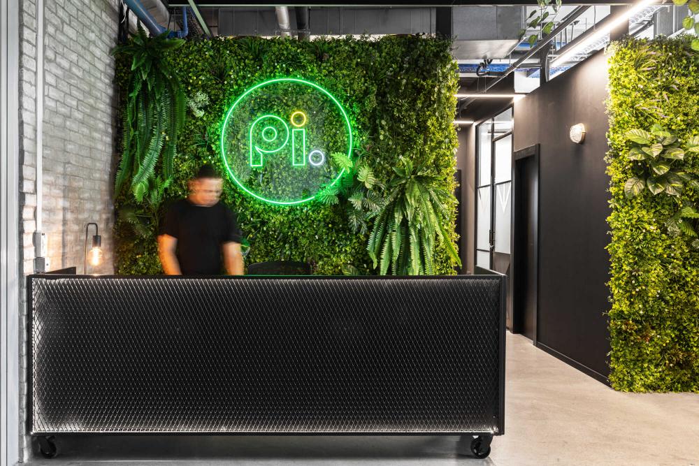 מבט אל עמדת הקבלה