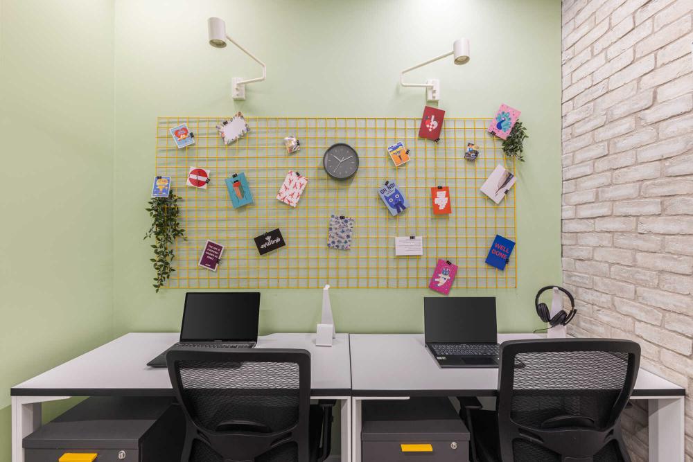 מבט אל עמדות העבודה