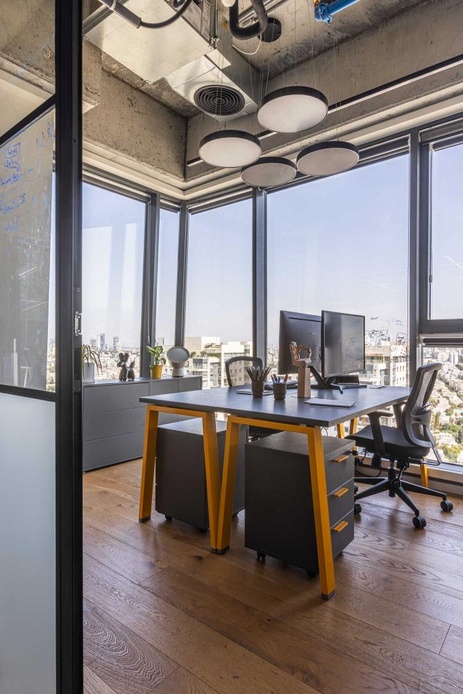 מבט אל המשרדים