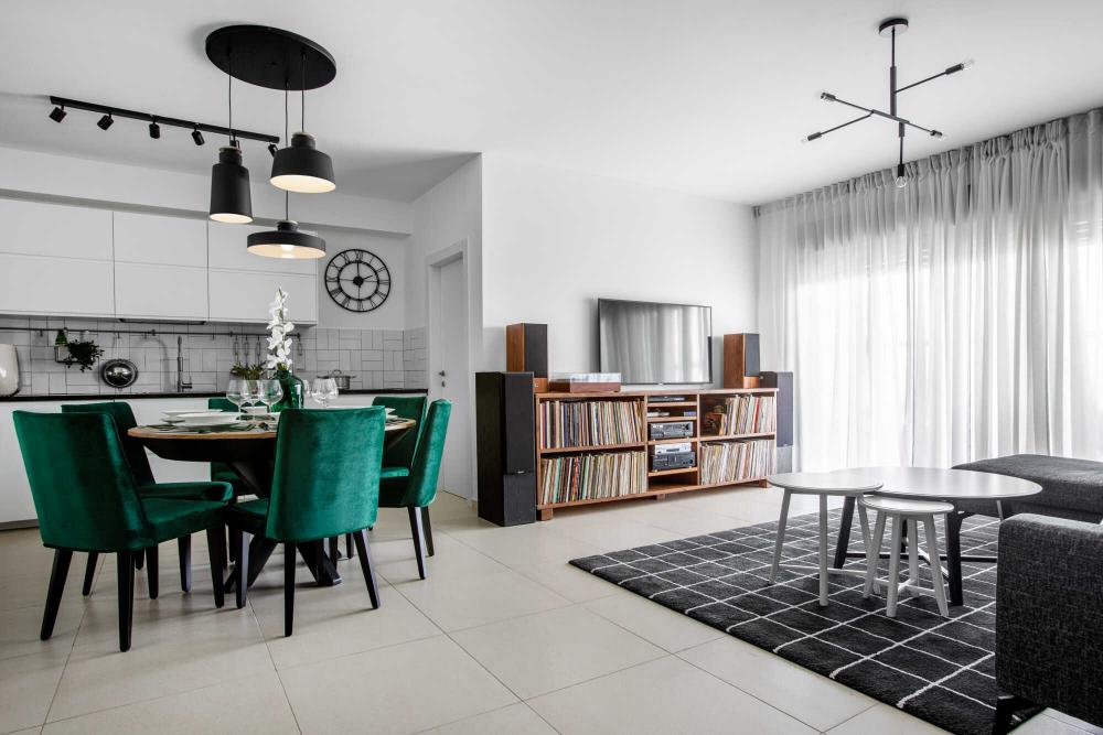 מבט מהכניסה אל הסלון והמטבח