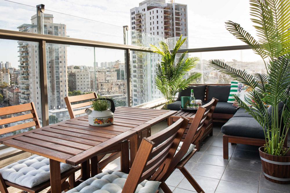 מבט אל המרפסת