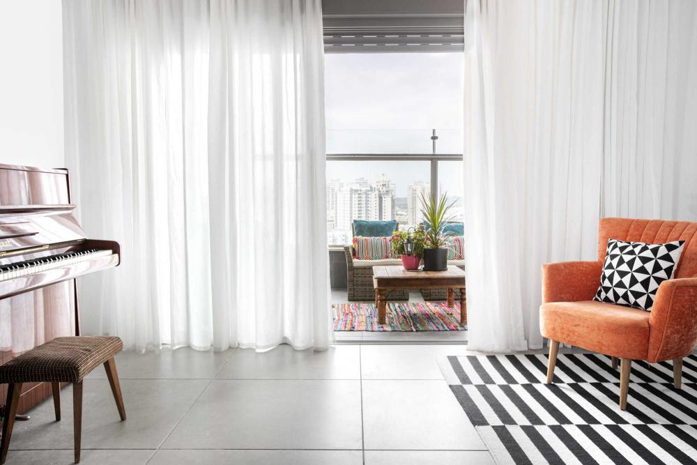 מבט מהסלון אל המרפסת