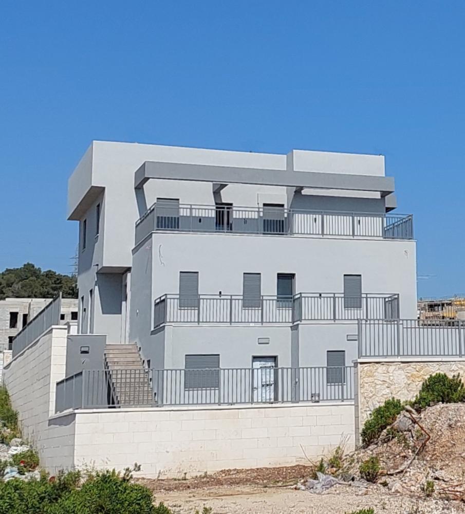 בית פרטי תלת קומתי חזית אחורית