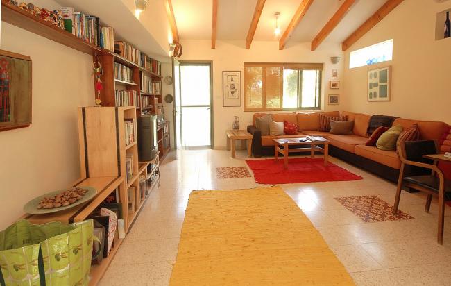 חדר מגורים לאחר שיפוץ