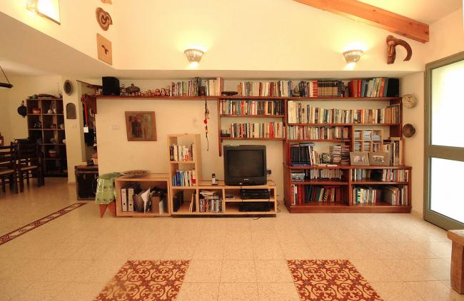 חדר מגורים לאחר שיפוץ