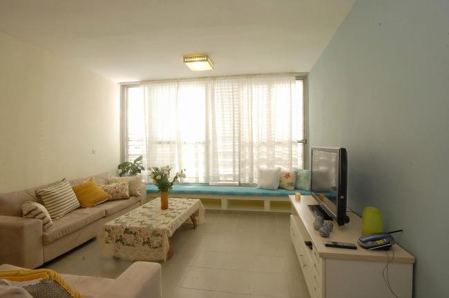 חדר מגורים לאחר שיפוץ