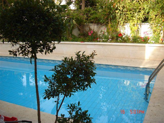 בריכת שחייה