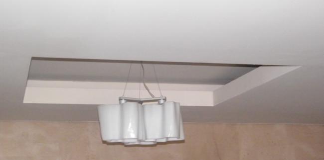 בחדר הרחצה תקרת גבס מעוצבת הכוללת גוף תאורה