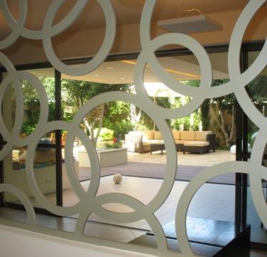 מבט מהכניסה לכיוון הסלון והגינה