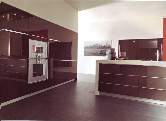 מטבח נקי מינימליסטי בסגול חציל מבריק