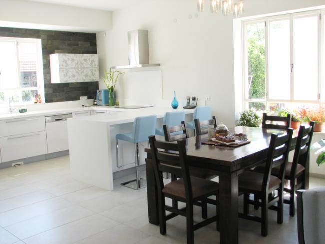 חלל המטבח ופינת האוכל