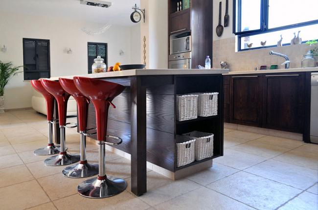 מטבח מעץ מלא - מבט על אי העבודה ואחסון בסלסלות 