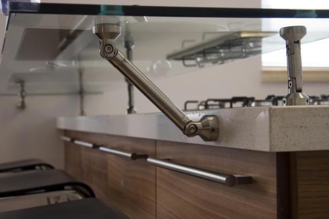 פרט חיבור משטח זכוכית לאי במטבח