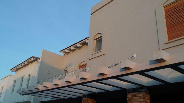 קטע חזית אחורית עם פרגולה תלויה.