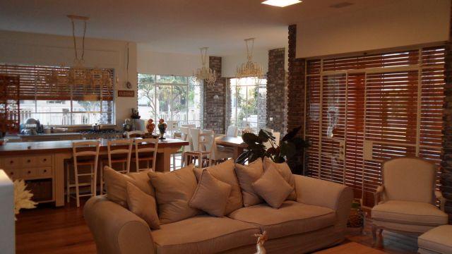 חלל הבית מראה לפינת האוכל והמטבח.