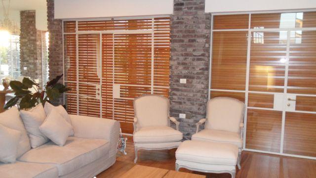 מראה אל הסלון.