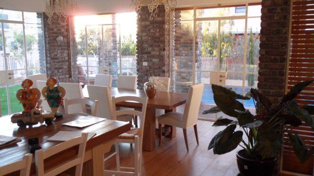 מבט אל פינת האוכל.