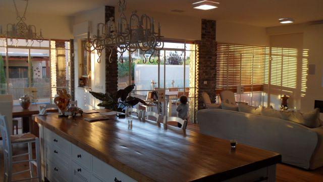 מבט מין המטבח אל הסלון.