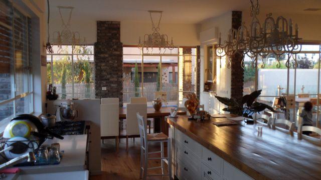 מבט מין המטבח אל פינת האוכל.