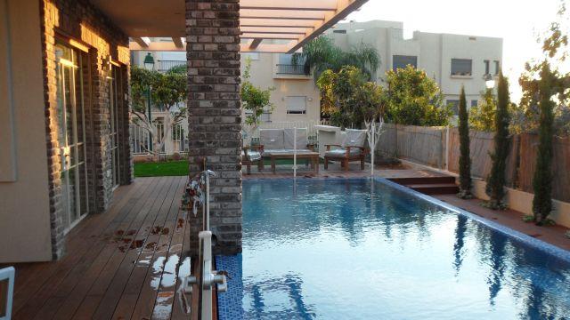 מבט אל בריכת הגלישה.