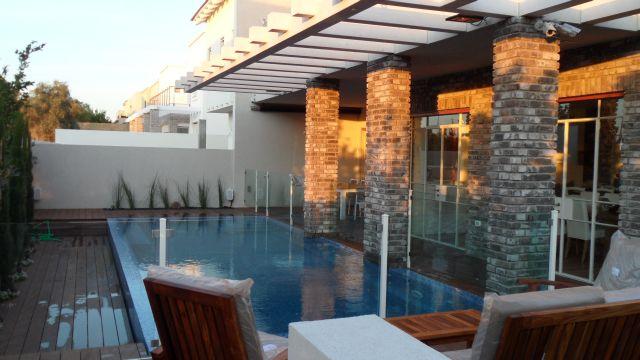 מבט אל היציאות מין הבית אל הבריכה.